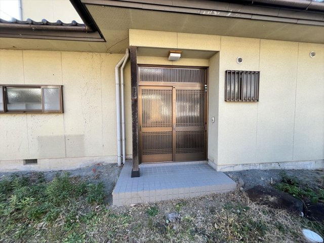 甲府市岩窪町中古戸建住宅の玄関