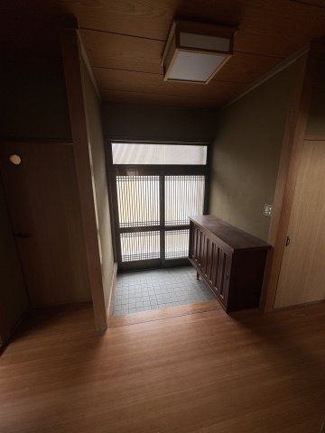 甲府市岩窪町中古戸建住宅の玄関