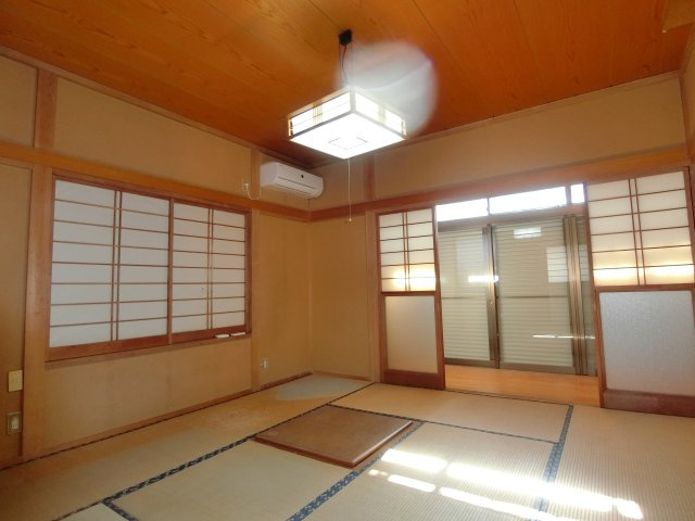 甲府市岩窪町中古戸建住宅の居間・リビング