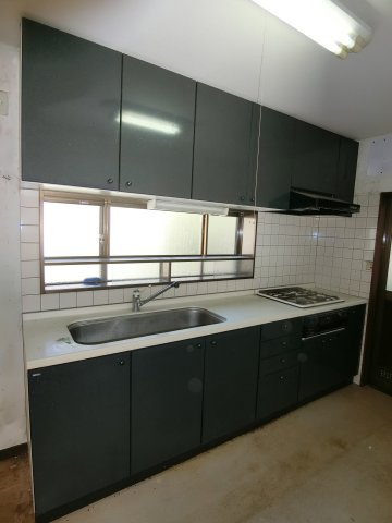 甲府市岩窪町中古戸建住宅のキッチン