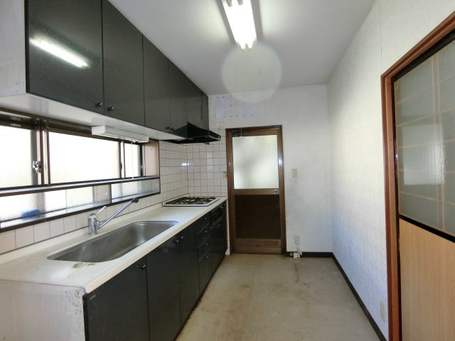 甲府市岩窪町中古戸建住宅のキッチン|システムキッチン