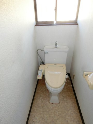 甲府市岩窪町中古戸建住宅のトイレ|1階