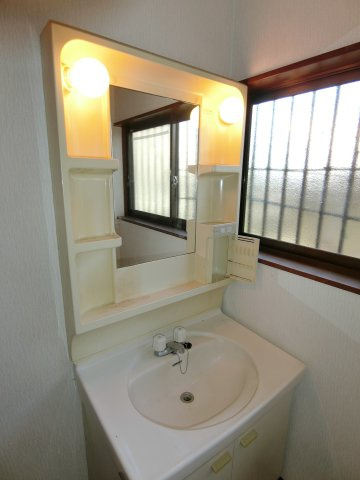 甲府市岩窪町中古戸建住宅の独立洗面台|1階洗面化粧台