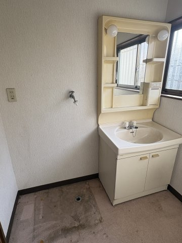 甲府市岩窪町中古戸建住宅の独立洗面台|室内洗濯機置場