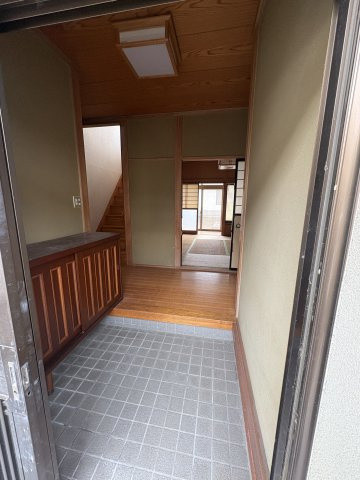 甲府市岩窪町中古戸建住宅の玄関