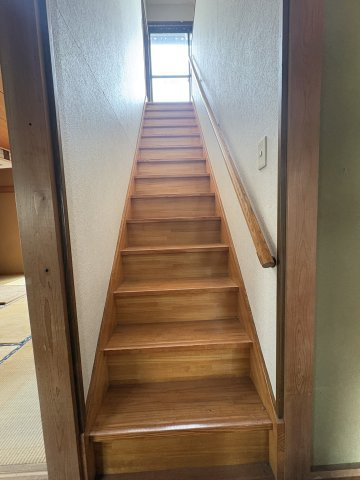 甲府市岩窪町中古戸建住宅のその他|階段