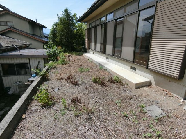 甲府市岩窪町中古戸建住宅の庭