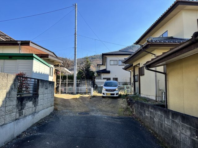 甲府市岩窪町中古戸建住宅の前面道路含む現地写真