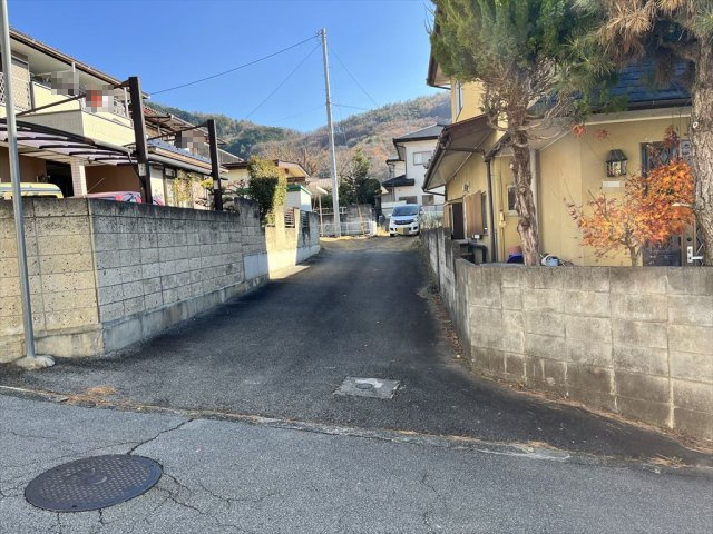 甲府市岩窪町中古戸建住宅の前面道路含む現地写真