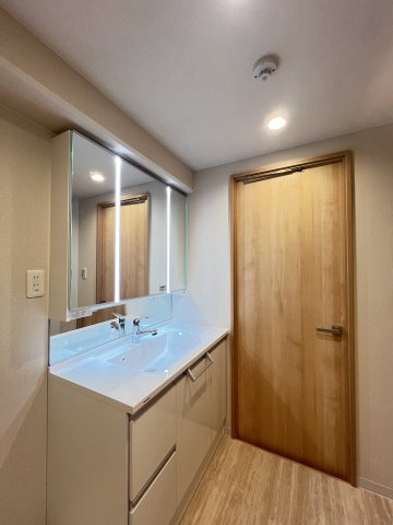 大和高田アーバンコンフォートの洗面所|鏡うらが収納になった3面鏡付き洗面化粧台