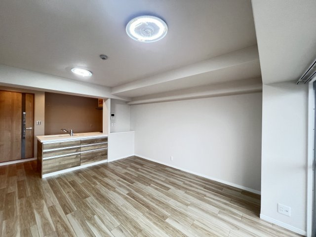 大和高田アーバンコンフォートの居間・リビング|14.4帖の明るく開放感があるLDK