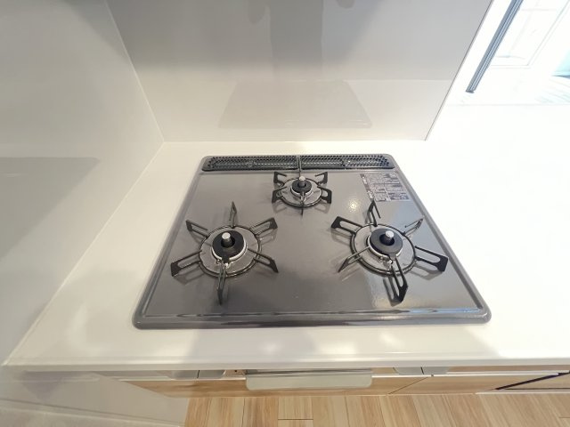 大和高田アーバンコンフォートのキッチン|３口ガスコンロ