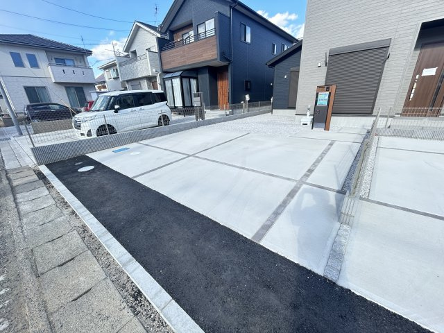 新築　高崎市八千代町一丁目　Blooming　Garden　2号棟の駐車場|現地写真　駐車スペースは並列2台分可能です！
