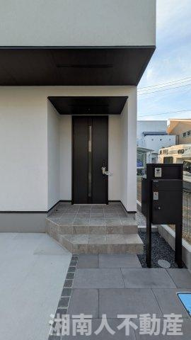 藤沢市辻堂元町５丁目８－１８新築戸建ての玄関|落ち着いた玄関です