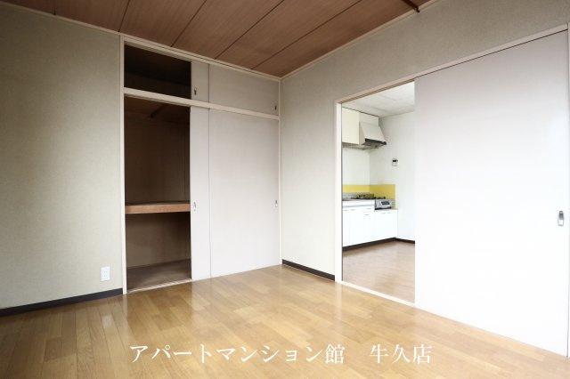 高田ハイツBの洋室