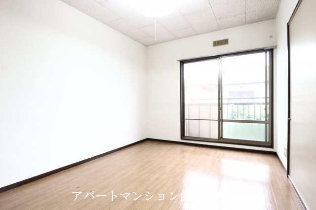 高田ハイツBの居間・リビング