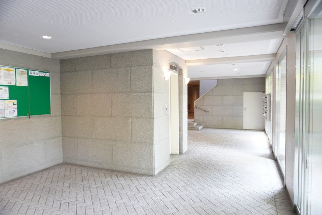 ヴィルヌーブ南越谷B棟のエントランス