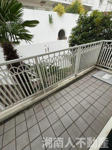 コスモミロス逗子M棟のバルコニー