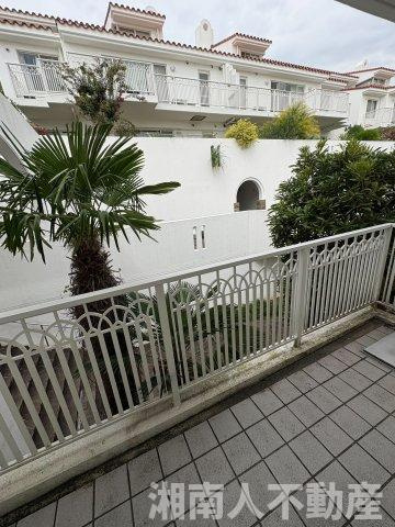 コスモミロス逗子M棟のバルコニー