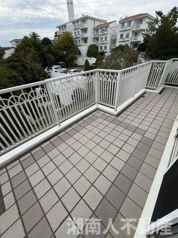 コスモミロス逗子M棟のバルコニー