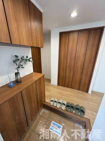 コスモミロス逗子M棟の玄関