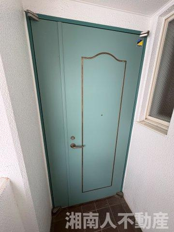 コスモミロス逗子M棟の玄関