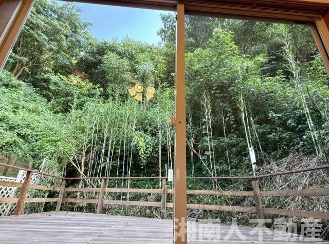 逗子市桜山５丁目２７－３３戸建てのバルコニー|お洗濯にも便利なバルコニー付き