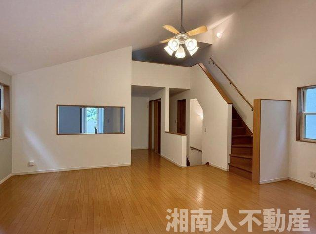 逗子市桜山５丁目２７－３３戸建ての居間・リビング|使いやすい居間です