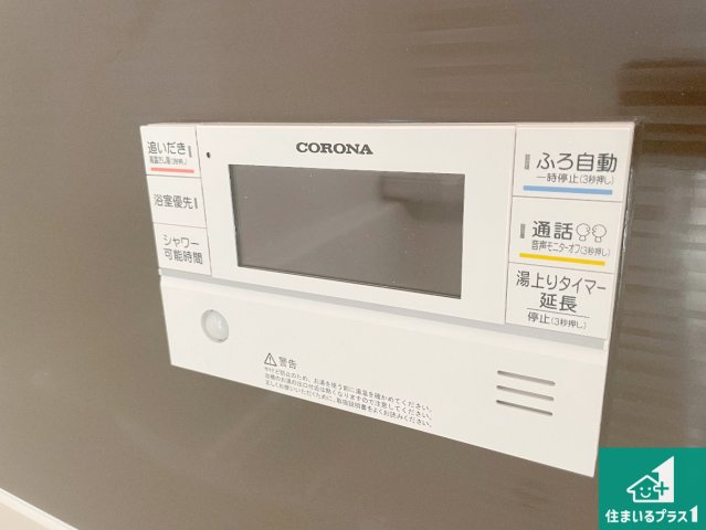 東近江市東沖野　第1期　新築一戸建てのキッチン|リビングと統一感があり、使い勝手のいいキッチン。広々としているので、二人並んで作業が出来ちゃいます。お子様と一緒に色々なお料理に挑戦できるスペースがあります。