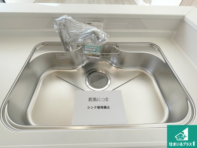 東近江市東沖野　第1期　新築一戸建ての独立洗面台|清潔感のある洗面台です。フラットな鏡は掃除がしやすく毎日清潔！ホースは引き出して使えるので洗顔やお掃除の際に便利です！