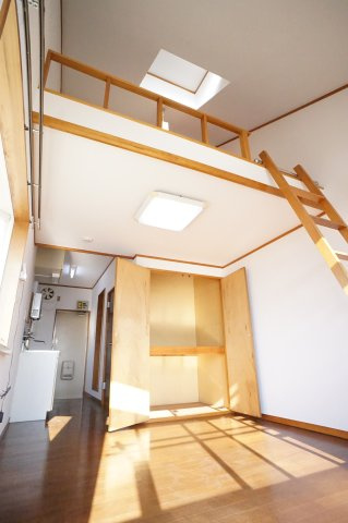 ハイツ大谷の居間・リビング|収納も大きめですよ