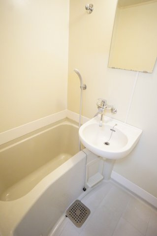 ハイツ大谷の浴室|バストイレは別になります。