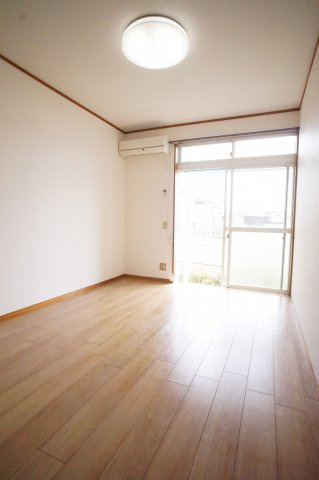 ハイツ大谷の寝室|明るい居室ですよ