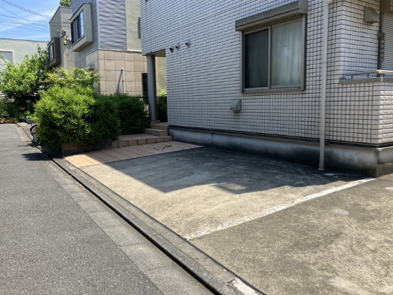 ウィステリア代田の駐車場
