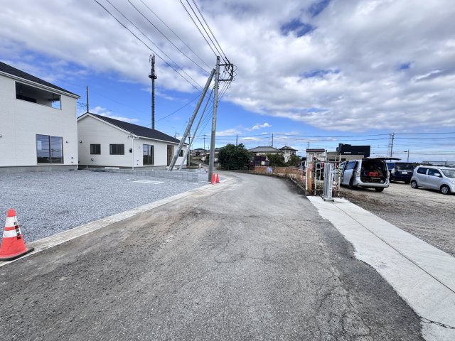 新築　高崎市箕郷町上芝第7　クレイドルガーデン　3号棟の前面道路含む現地写真|現地写真　西側接道幅員約ｍ
