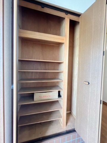 【中古戸建】佐波郡玉村町大字下之宮の玄関|■玄関｜毎日の「いってらっしゃい」や「お帰りなさい」を大切なご家族と過ごす玄関は〈使いやすさ〉を追求しております。玄関横の物入は急な来客時でもさっとお片付けできるスペースを確保しています。