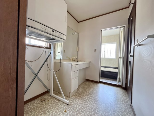 【中古戸建】佐波郡玉村町大字下之宮の独立洗面台|■洗面室｜大きな鏡で朝の身支度もラクラク♪毎日の忙しい準備が楽しくなる洗面所です(^^♪