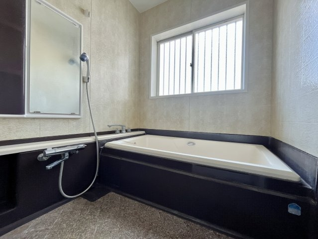 【中古戸建】佐波郡玉村町大字下之宮の浴室|■浴室｜足を伸ばしてゆったりと入浴ができる1坪タイプのバスルームです♪備え付けの棚には家族一人一人のシャンプーを分けて置くことができます♪バスルームをいつもすっきりと使えますね♪