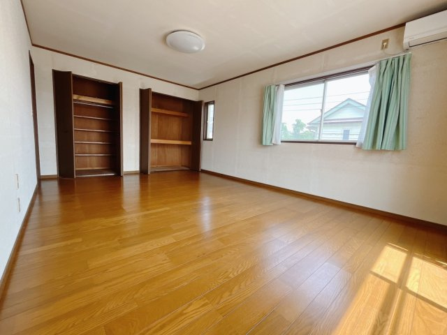 【中古戸建】佐波郡玉村町大字下之宮の寝室|■主寝室｜ベッドやテレビなどの大き目の家具を置いても余裕のある広々主寝室です♪家事やお仕事にお疲れなパパ・ママがゆっくりと過ごせる空間です♪