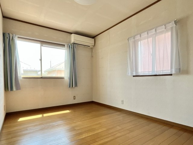 【中古戸建】佐波郡玉村町大字下之宮の洋室|■2階洋室｜ナチュラルカラーの床です。模様替えなどとても楽しく工夫できます♪陽当たり、風通しもとても良いので毎日快適な生活スタートです！子供部屋にも良いですね♪