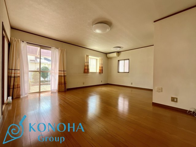 【中古戸建】佐波郡玉村町大字下之宮の居間・リビング|■リビング｜落ち着きのある表情を見せるリビングダイニング。太陽の光がたっぷり差し込むリビングは、自然とご家族が集まる居心地の良い空間です。