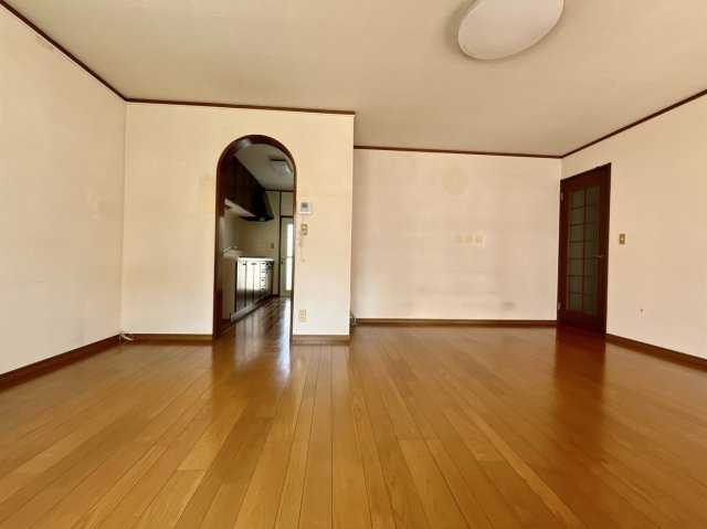 【中古戸建】佐波郡玉村町大字下之宮の居間・リビング|■リビング｜時の流れと共に陽射しは装いを変え空間に新たな彩りを与えます。一日中家に居ても飽きることなく過ごすことができる素敵な空間です♪