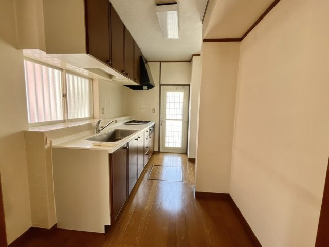 【中古戸建】佐波郡玉村町大字下之宮のキッチン|■キッチン｜大きなお鍋や調理用具のも出し入れラクラクな収納がたっぷり！毎日使う場所だからこそ、無理のない姿勢で作業できるのは嬉しいポイントですね(*＾＾*)♪