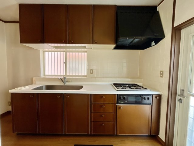 【中古戸建】佐波郡玉村町大字下之宮のキッチン|■キッチン｜全スライド式収納キッチン♪お皿や鍋の出し入れもラクラクです（＾＾）！