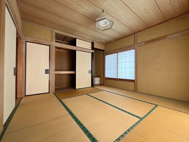 【中古戸建】佐波郡玉村町大字下之宮の和室|■1階和室｜意外と場所をとるアイロンがけや、お洗濯物を畳むときにも広々と使うことができ、ちょっと一休みしたいとき、すぐに横になれるのも魅力です♪