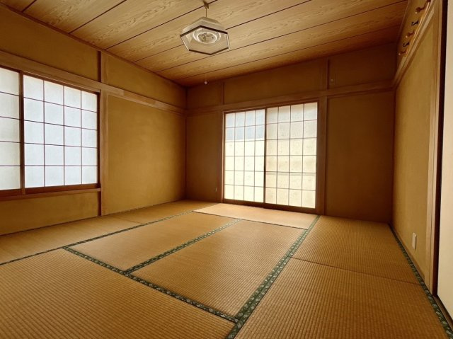 【中古戸建】佐波郡玉村町大字下之宮の和室|■1階和室｜和室を書斎にしたり、冬にはコタツを敷いて家族みんなで年越しをするのもいいですね。家族みんなのお気に入りの空間になります♪