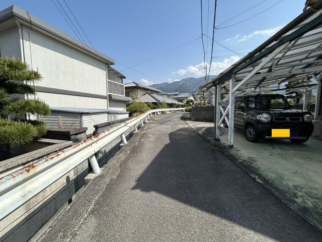 中之庄町　中古戸建の前面道路含む現地写真