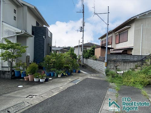 鹿ヶ谷桜谷町 中古戸建の前面道路含む現地写真
