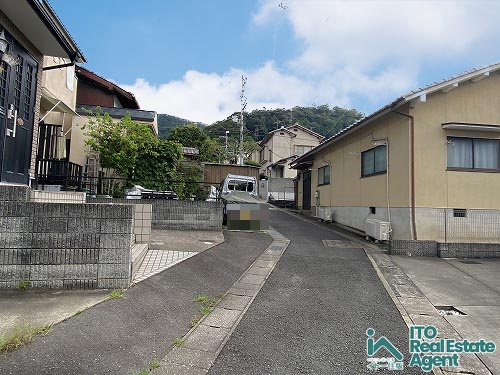 鹿ヶ谷桜谷町 中古戸建の前面道路含む現地写真