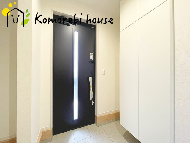 KIS上尾市上　10期　新築一戸建て　ケイアイグレース　01の玄関|大型シューズボックスで家族全員の靴をまとめて収納。玄関がいつでもスッキリ片付きます。